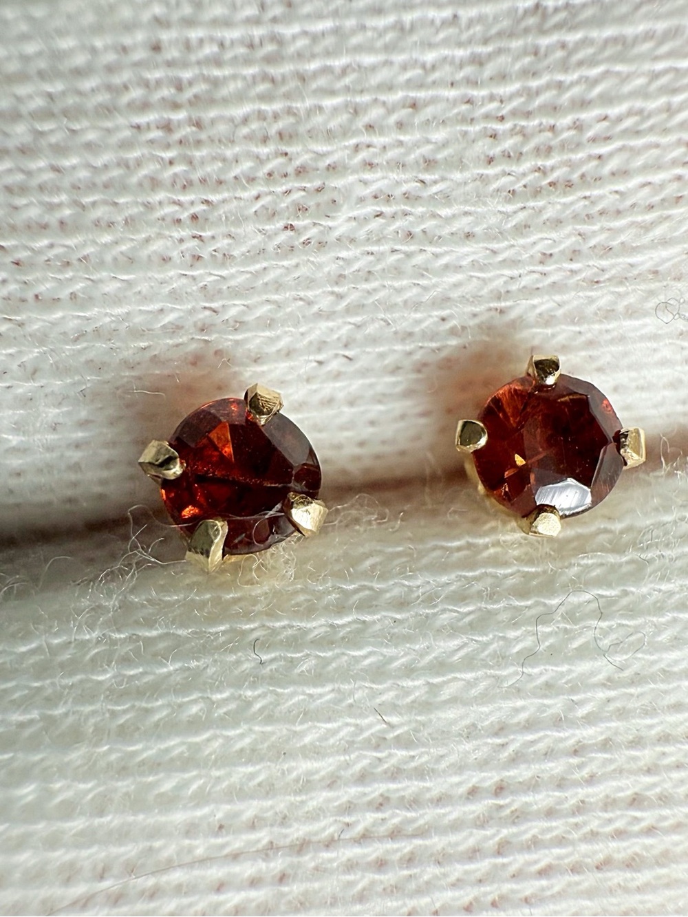 Solid 14k Yellow Gold 3mm Round Garnet Stud Earrings!